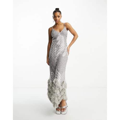 Miss Selfridge - Premium - Verziertes Maxi-Brautkleid in Silber mit Kunstfederbesatz