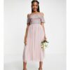 Beauut Tall - Bridesmaid - Verziertes Midi-Brautjungfernkleid in Eisrosa mit Carmen-Ausschnitt