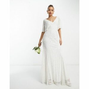 Beauut - Bridal - Langes Brautkleid in Weiß mit durchgehender Verzierung